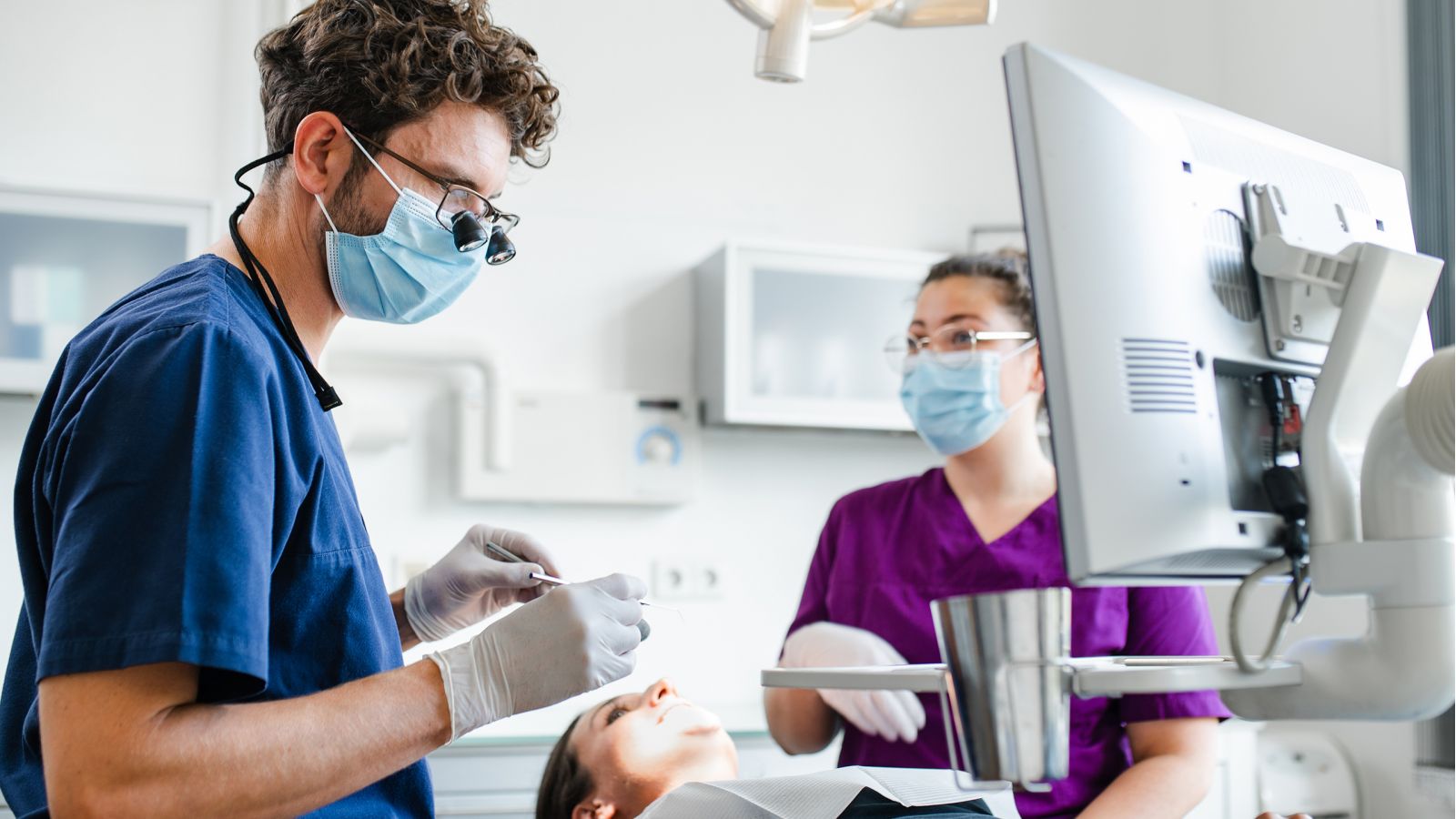 Zahnarzt und Patient am Roentgenbild