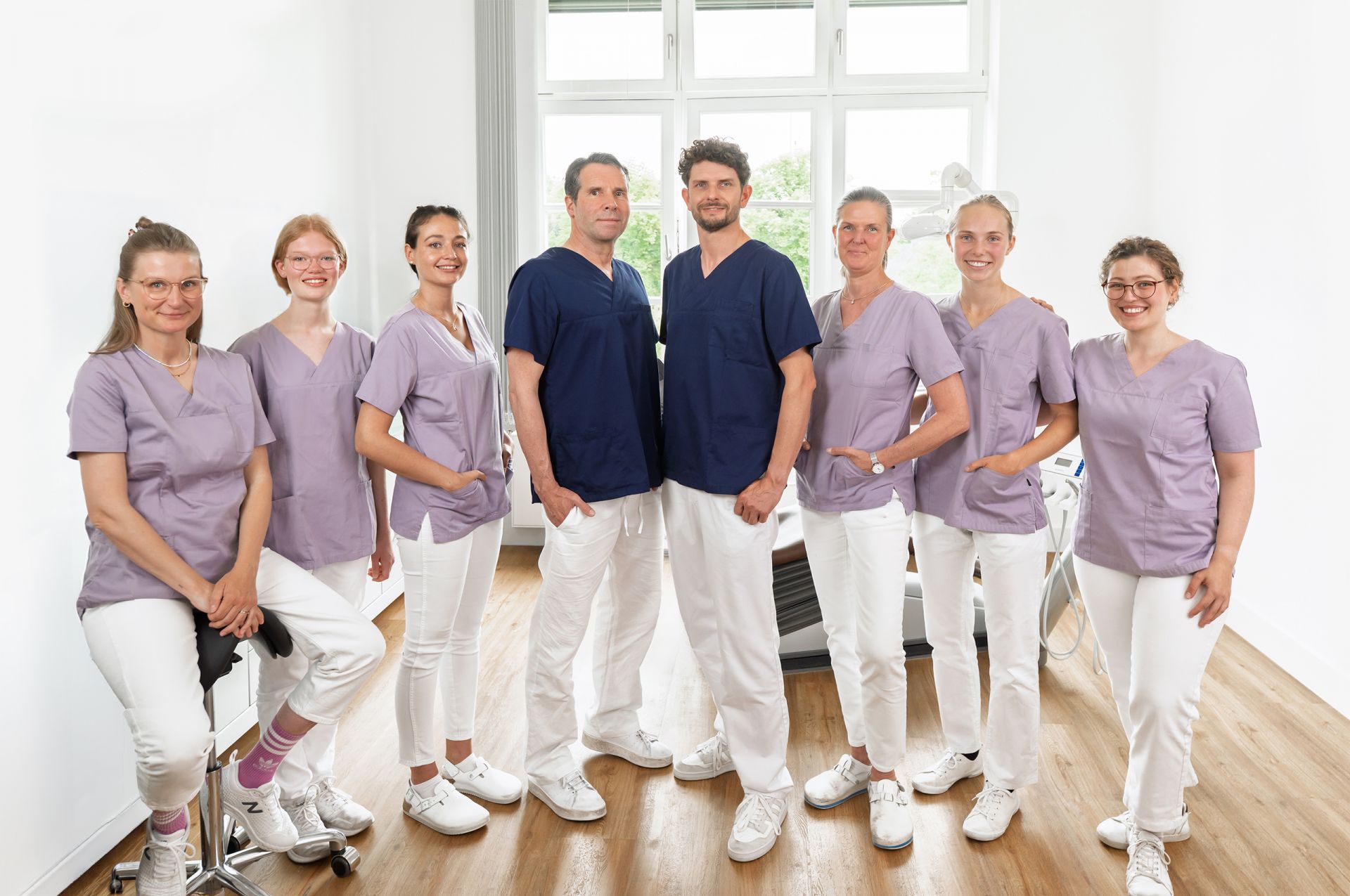 Zahnärzte Dr. Ricco Werner und Julian Sorembe mit dem Praxisteam von Zahnmedizin Eppendorf