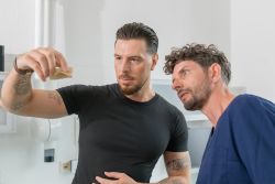 Zahnarzt und Zahntechniker planen gemeinsam die Veneers-Behandlung.