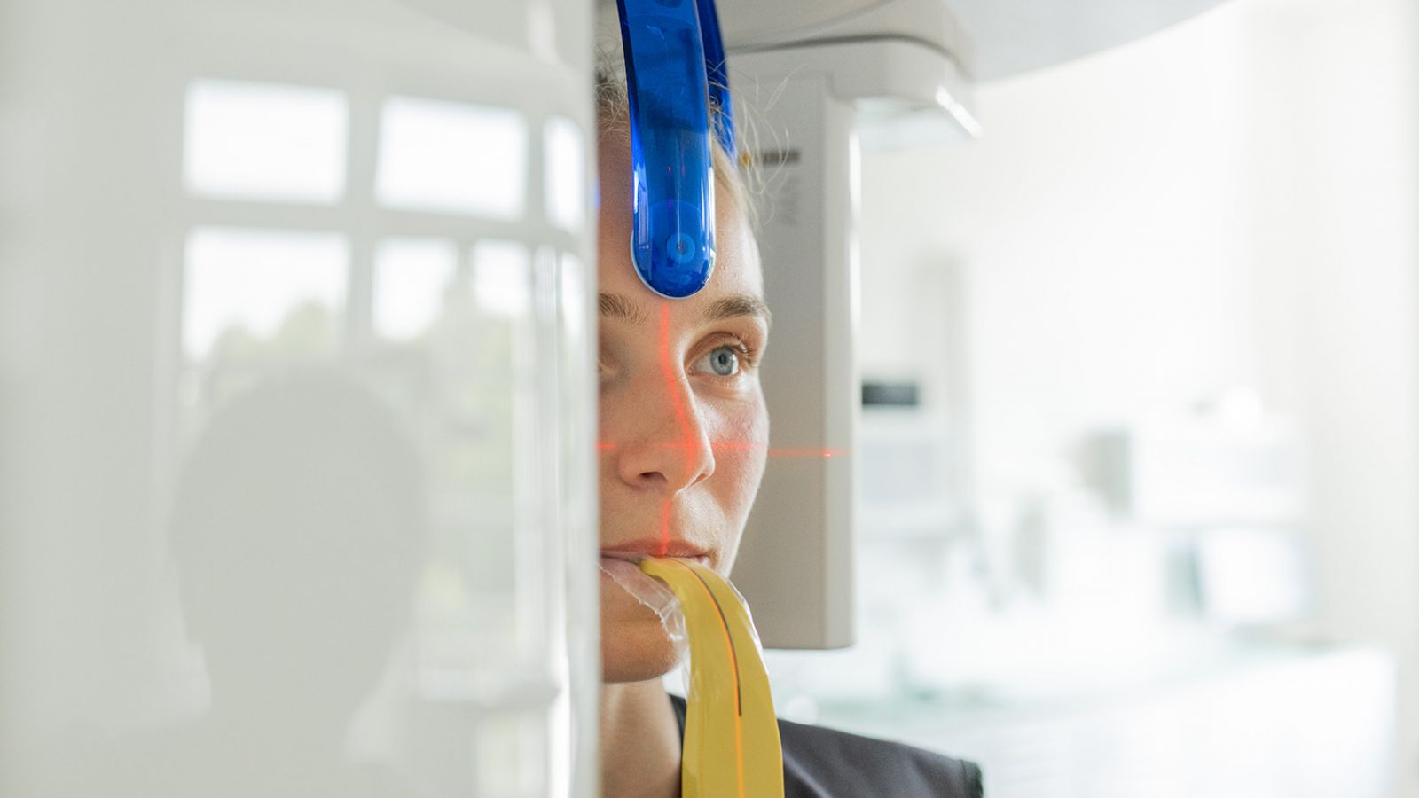 Patientin bei einer digitalen 3D-Röntgenaufnahme