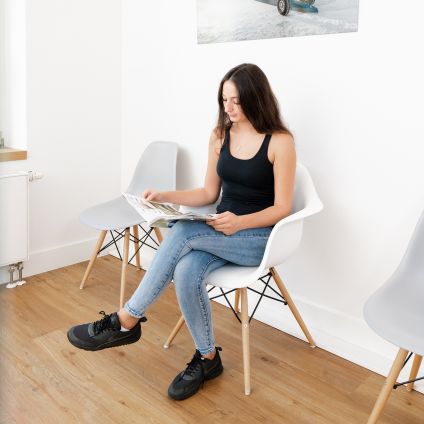 Wartezimmer mit Patientin