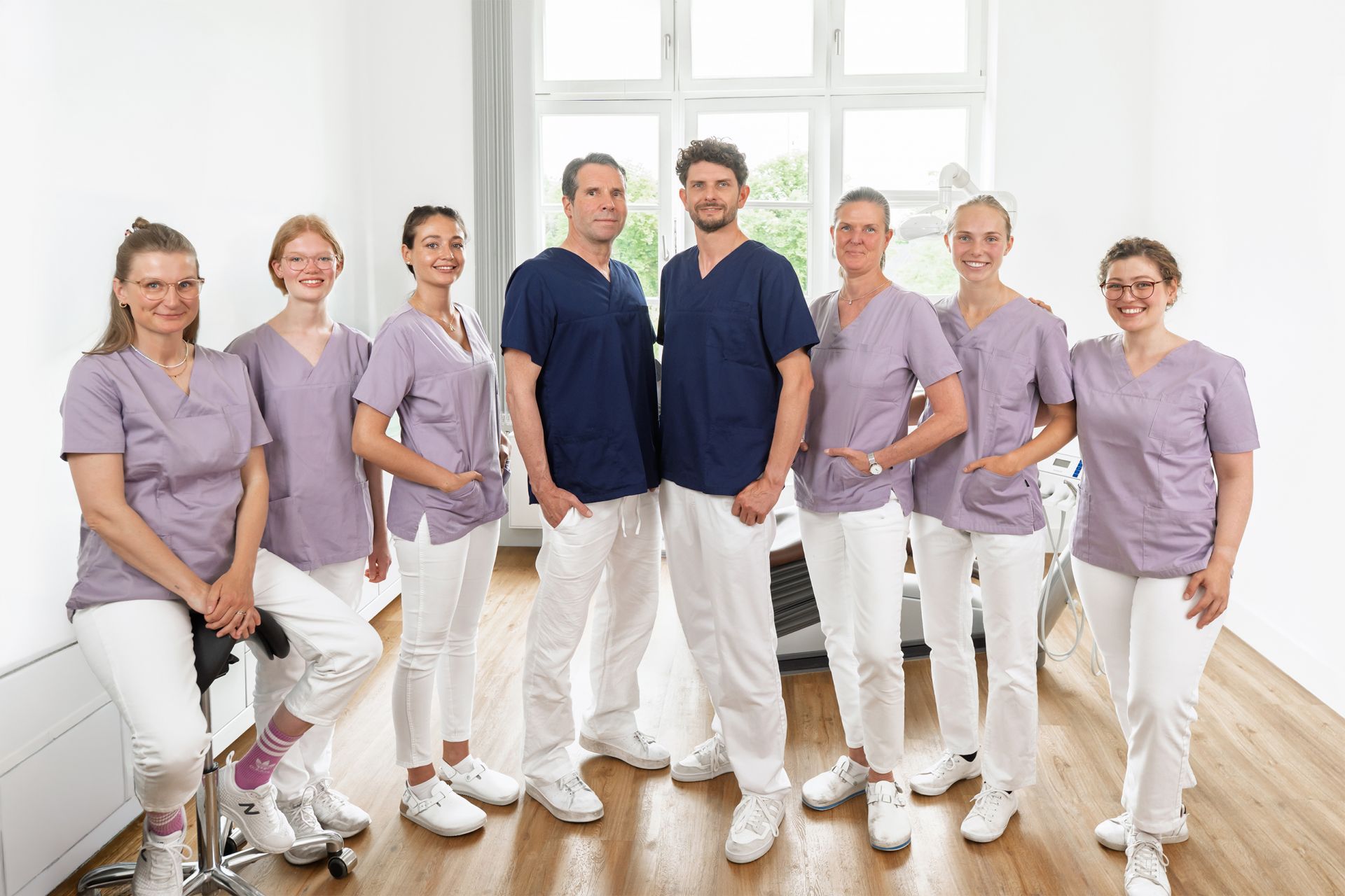 Zahnärzte Dr. Ricco Werner und Julian Sorembe mit dem Praxisteam von Zahnmedizin Eppendorf