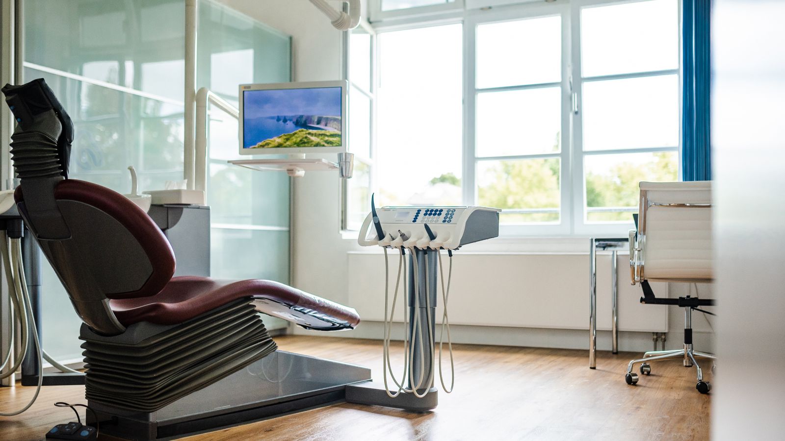 Zahnarzt und Patient am Roentgenbild