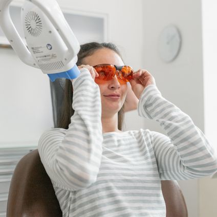 Patient während einer professionellen Zahnaufhellung (Bleaching)