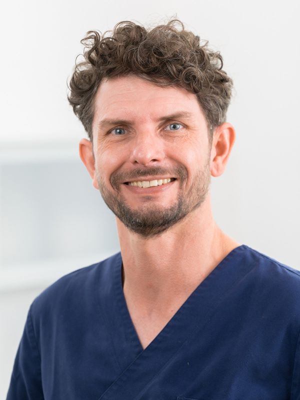 Porträt von Zahnarzt Julian Sorembe bei Zahnmedizin Eppendorf