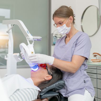 Prophylaxeassistentin Friederike Dittrich führt ein professionelles Bleaching durch.