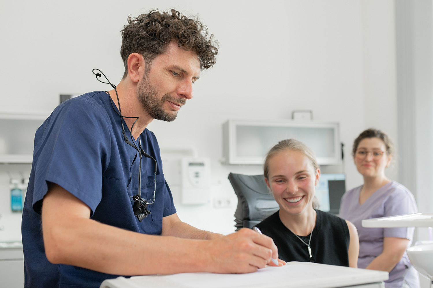 Zahnarzt im Beratungsgespräch mit Patientin
